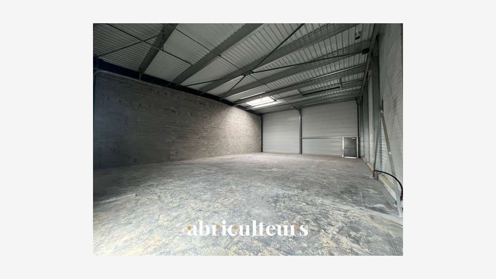 Local d'activité de 210 m² en location à Chartres