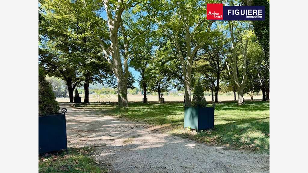 Loue locaux commerciaux de 660m² à Mallemort