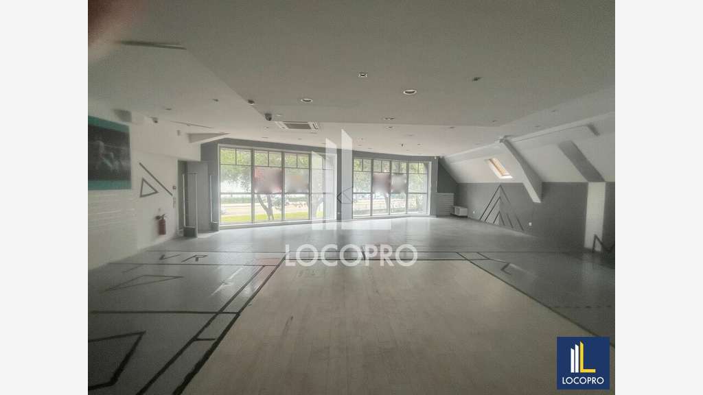 A louer local commercial 250m² zone des Tourrades
