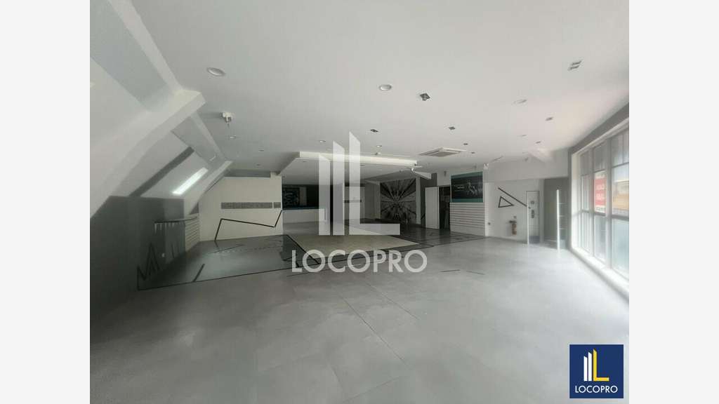 A louer local commercial 250m² zone des Tourrades