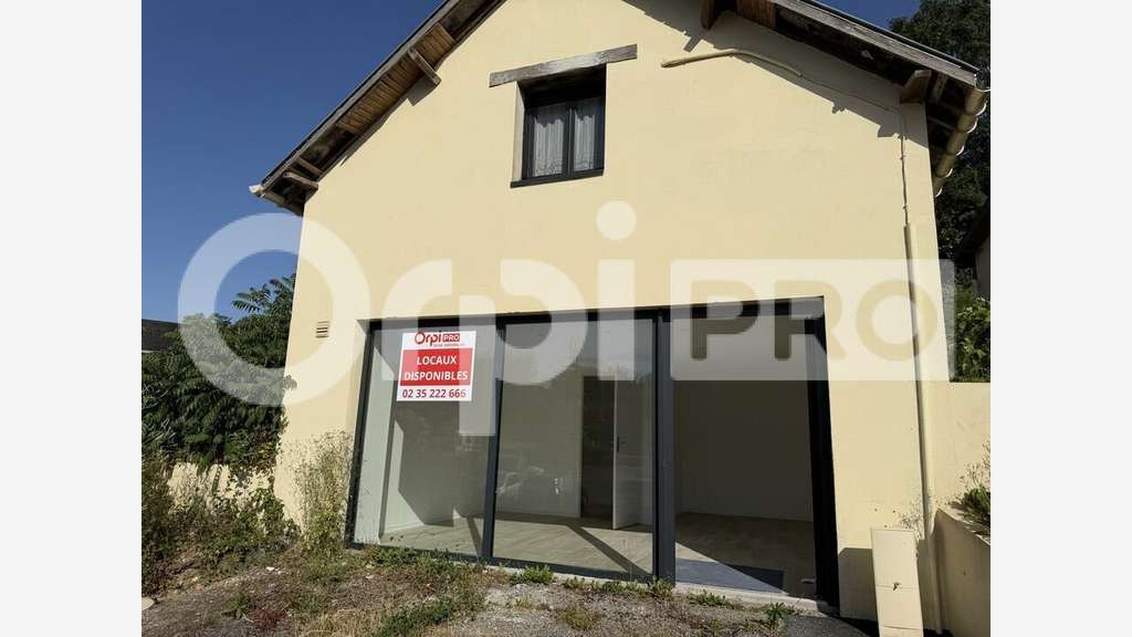A louer local commercial refait 35m² à Manéglise