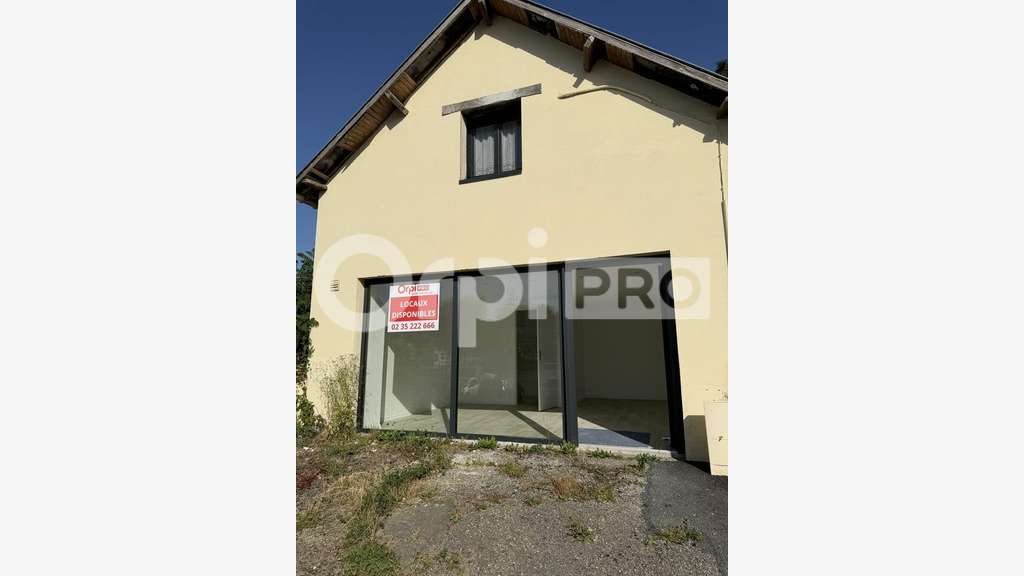 A louer local commercial refait 35m² à Manéglise