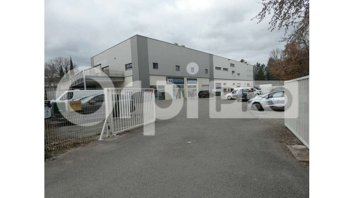 A louer locaux commerciaux récents 401m² Manosque