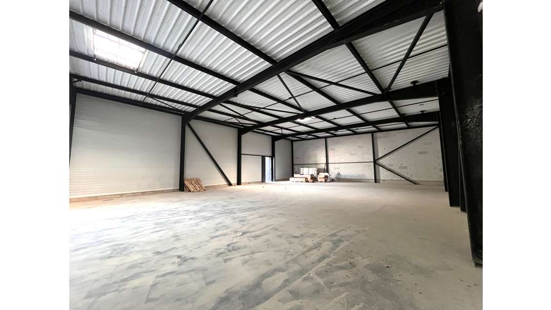 À louer local commercial 350m² à Manosque