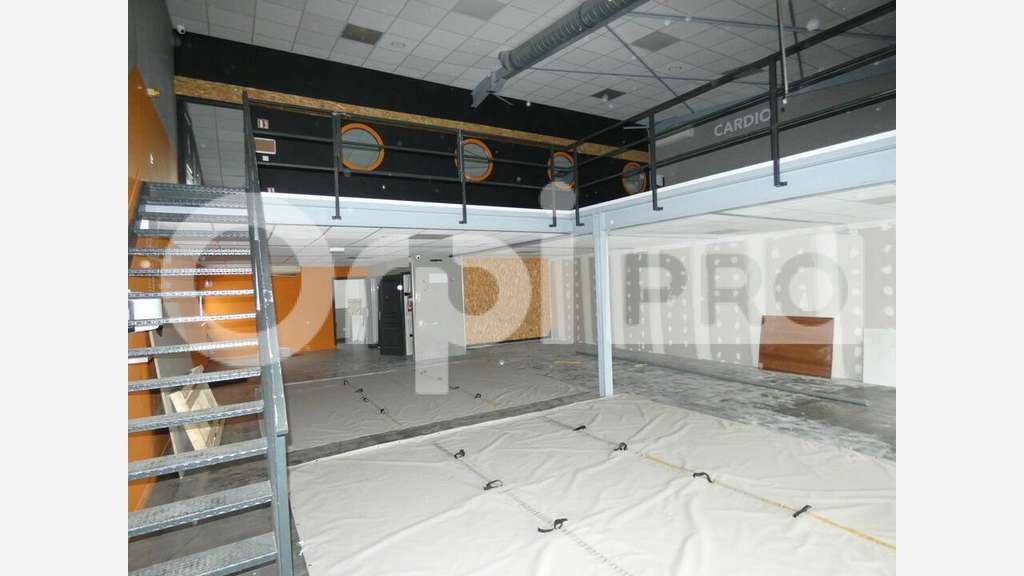 Immeuble commercial 330m² à louer à Manosque Sud