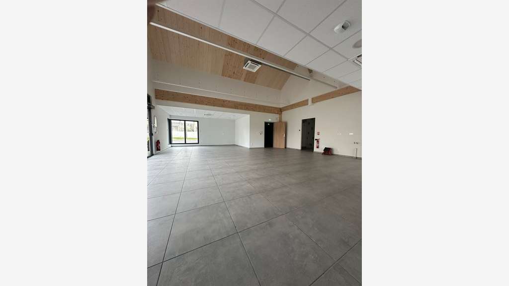 A louer local multiservices 120m² axe Dijon–Beaune