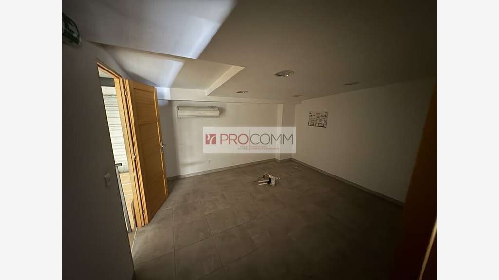 Local commercial 271m² à louer à Marguerittes