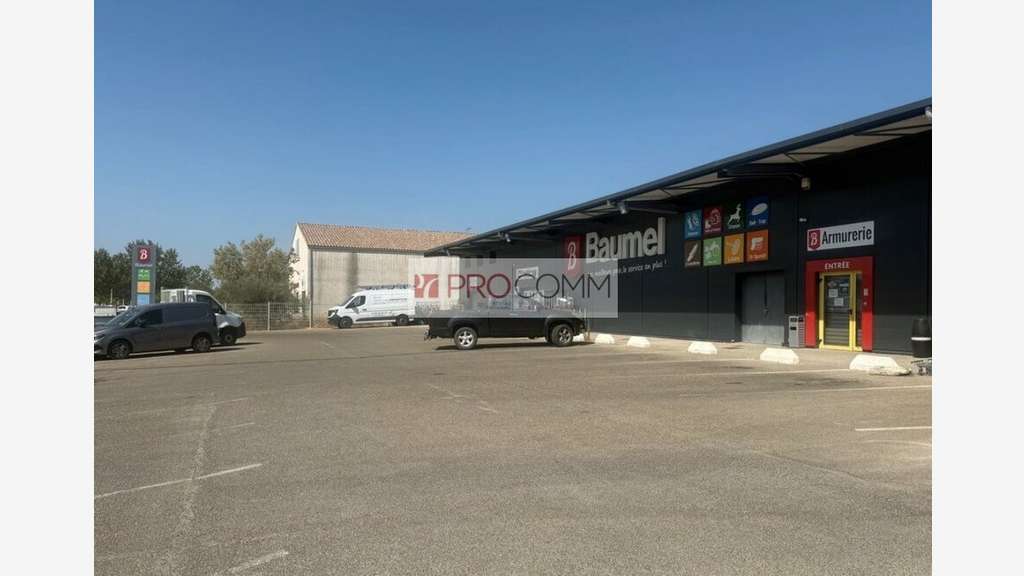 Local commercial 271m² à louer à Marguerittes