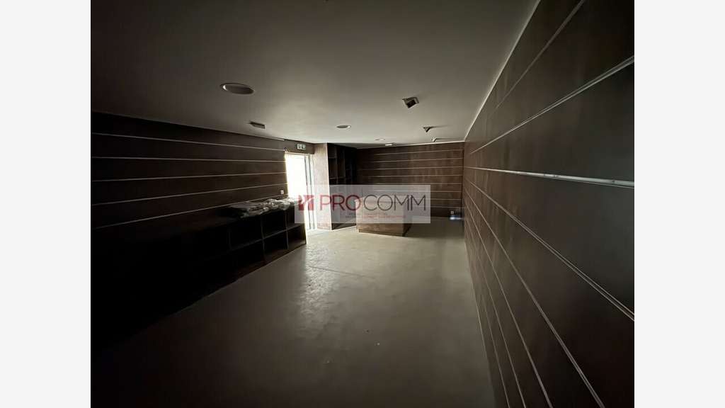 Local commercial 271m² à louer à Marguerittes