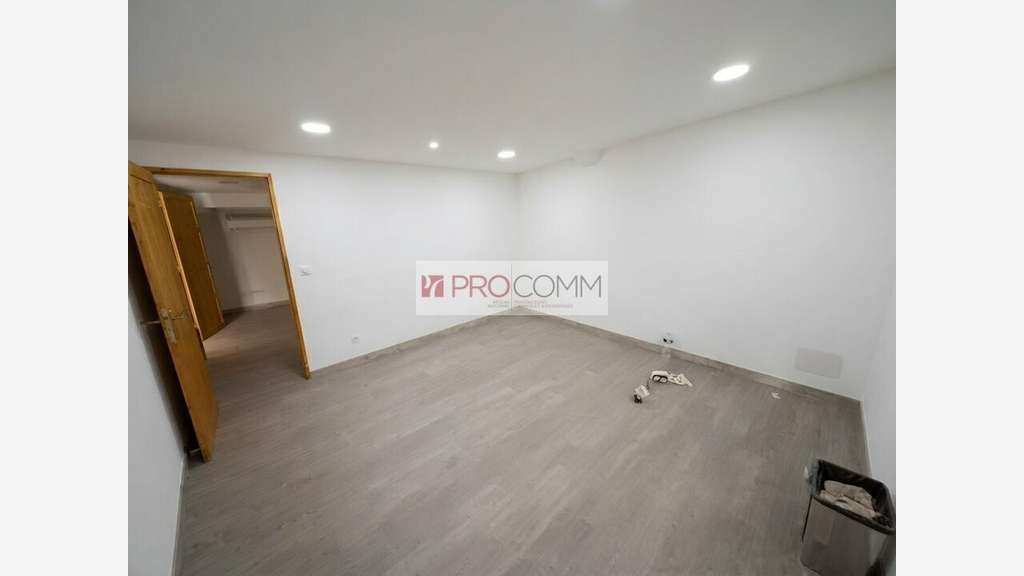Local commercial 271m² à louer à Marguerittes