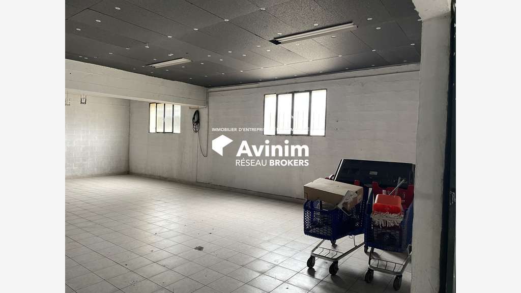 Local commercial 234m² à louer à Marignane