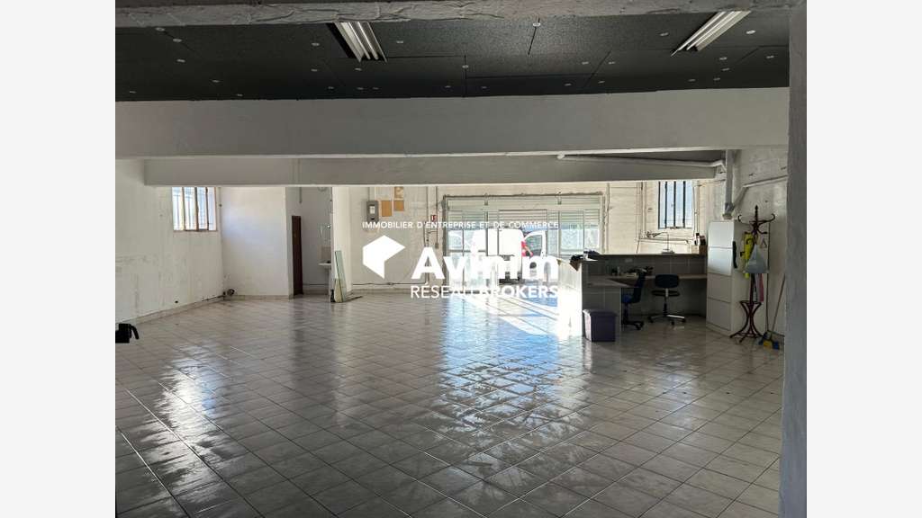 Local commercial 234m² à louer à Marignane