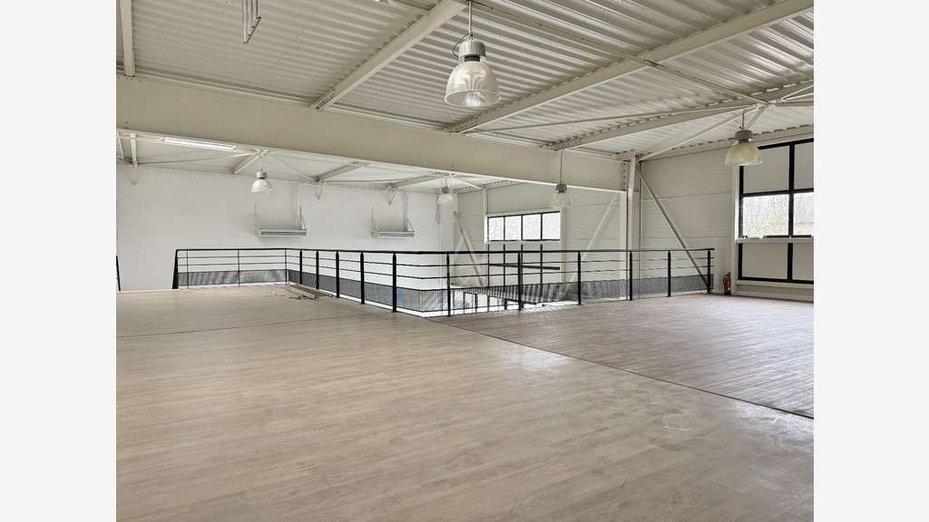 A louer local professionnel de 250m² à Marly