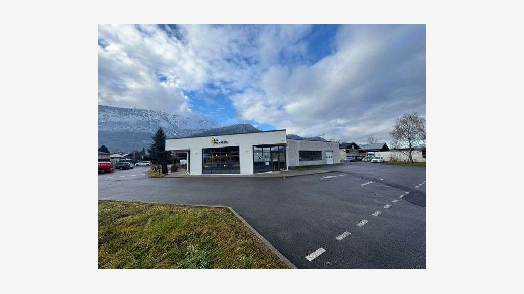 MARNAZ (74) – LOCAL COMMERCIAL À LOUER – 407 M² –