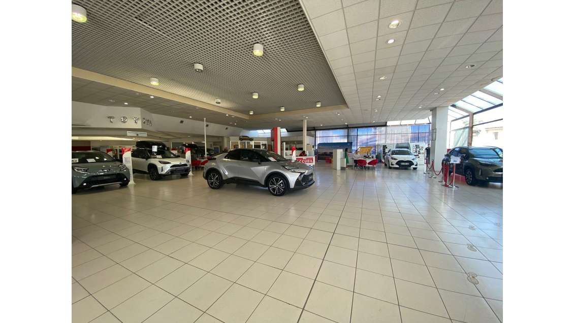 Local show room et bureaux 2365m² à Marseille 10e