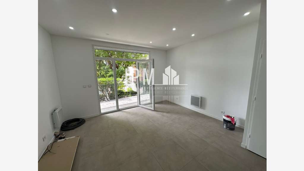 A louer local commercial 25m² rénové Marseille 11e
