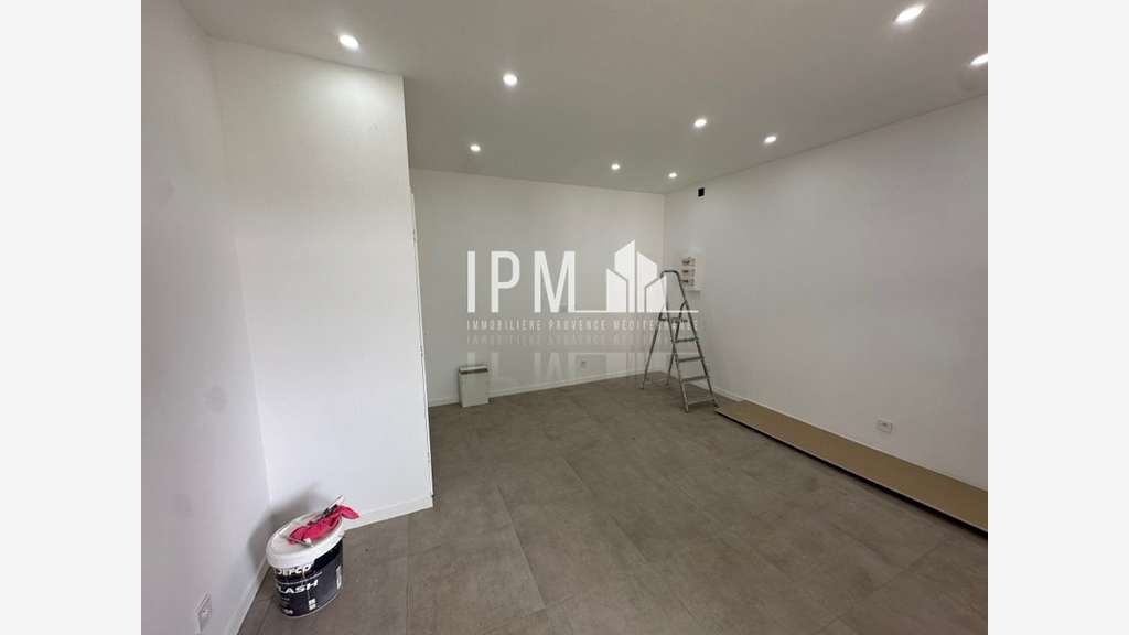 A louer local commercial 25m² rénové Marseille 11e