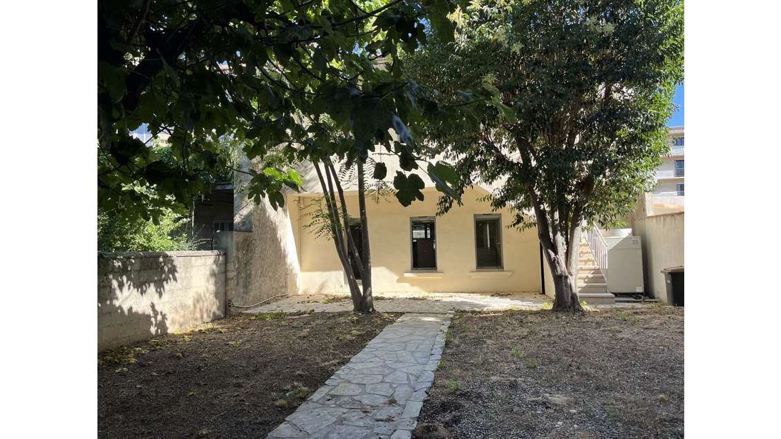 Loue local commercial 235m² Jardin 200m² Marseille