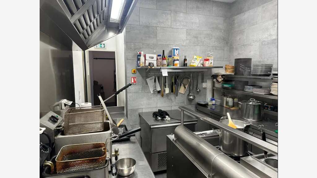 A louer local commercial 150m² restaurant 13002