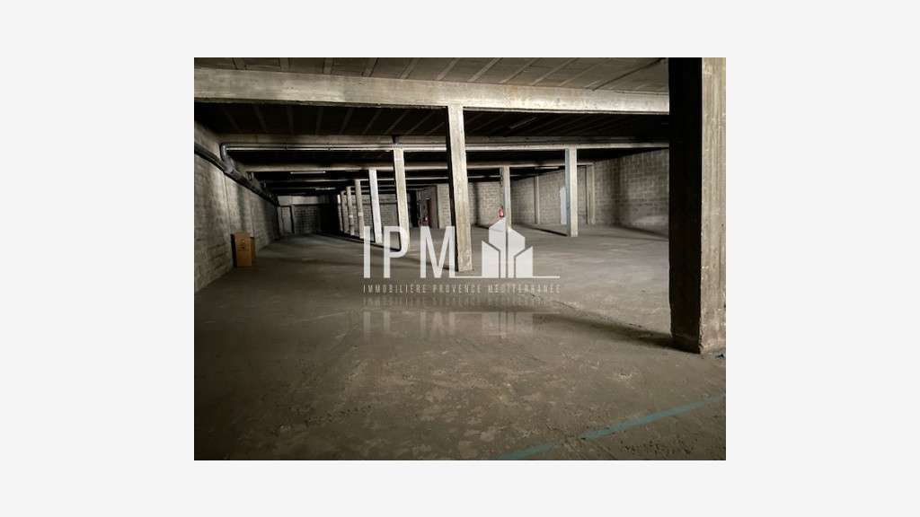 Local mixte 875m² à louer à Marseille 13004