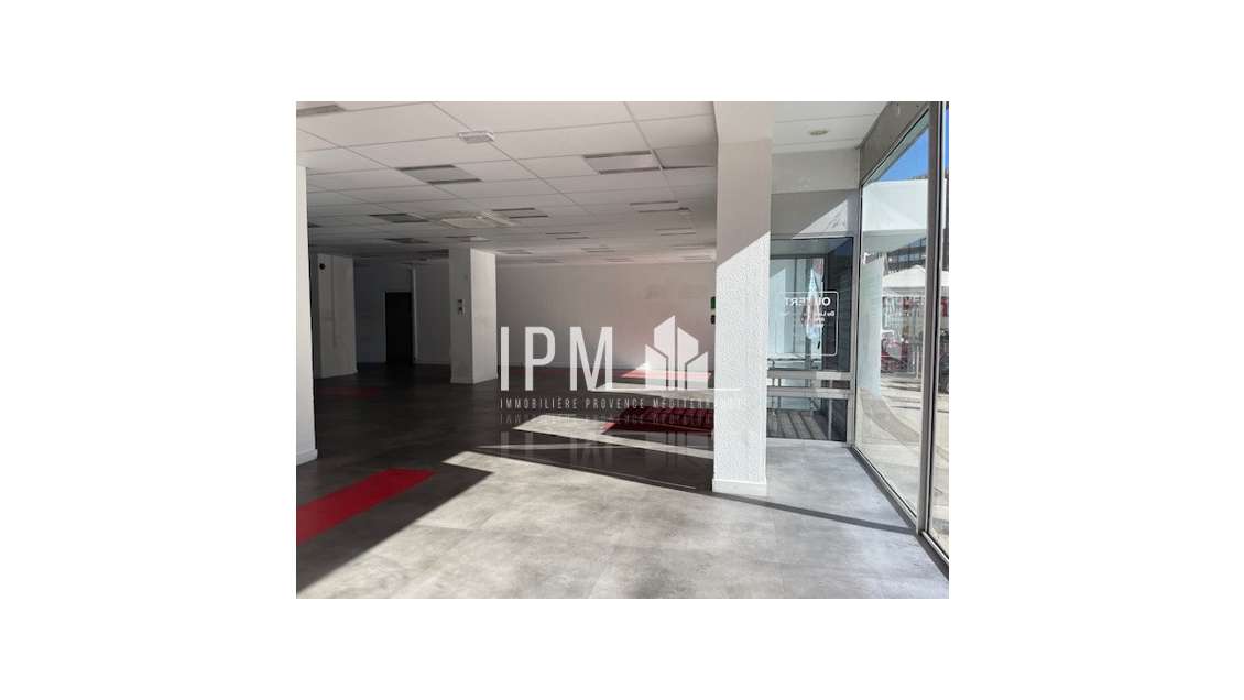 Local mixte 875m² à louer à Marseille 13004