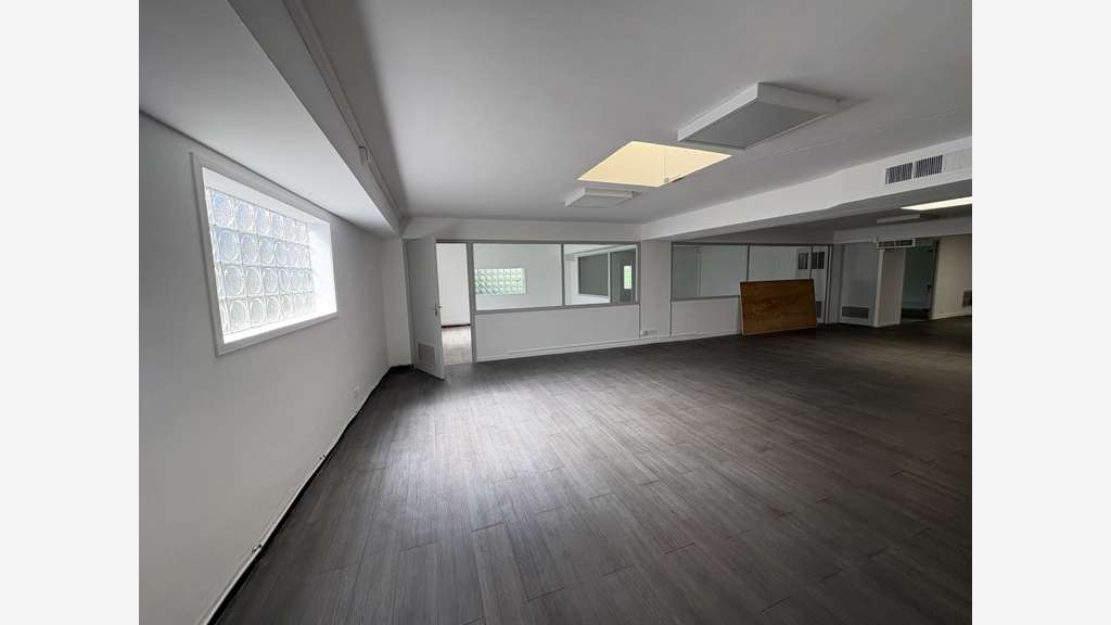 Loue local d'activité de 340m² à Marseille Timone