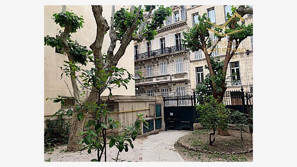 A louer local 170m² avec extérieur à Marseille 6e