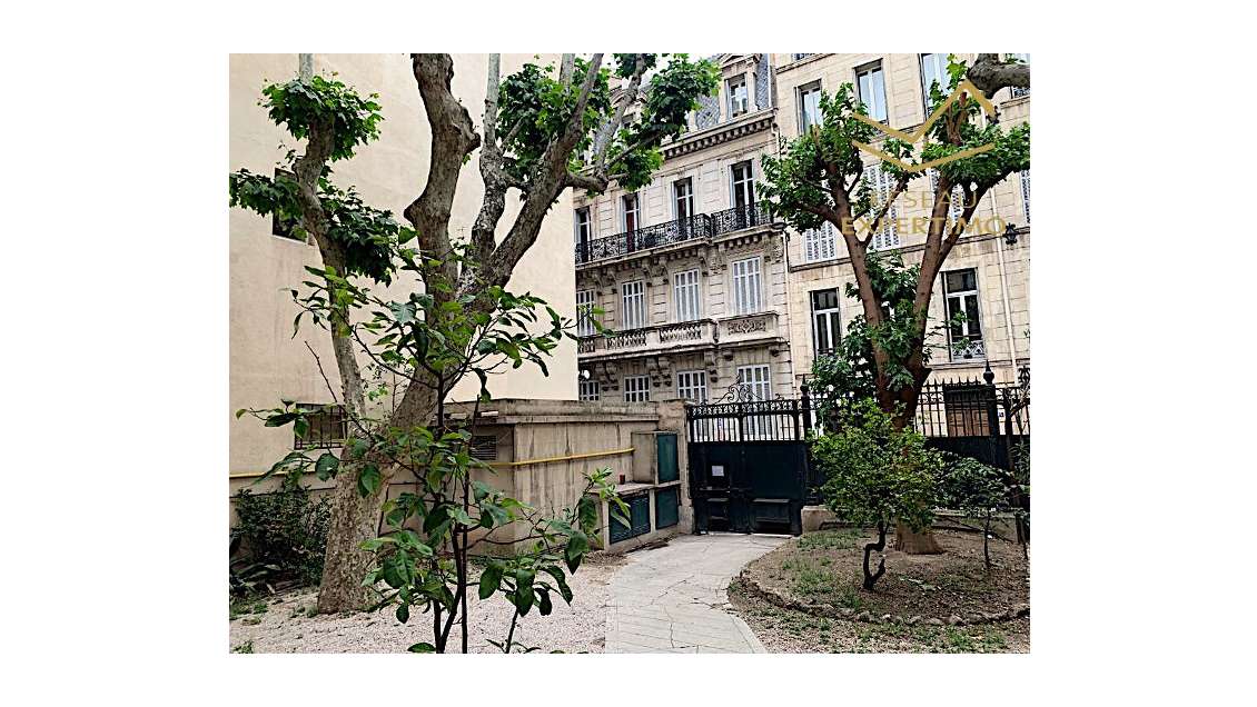 A louer local 170m² avec extérieur à Marseille 6e