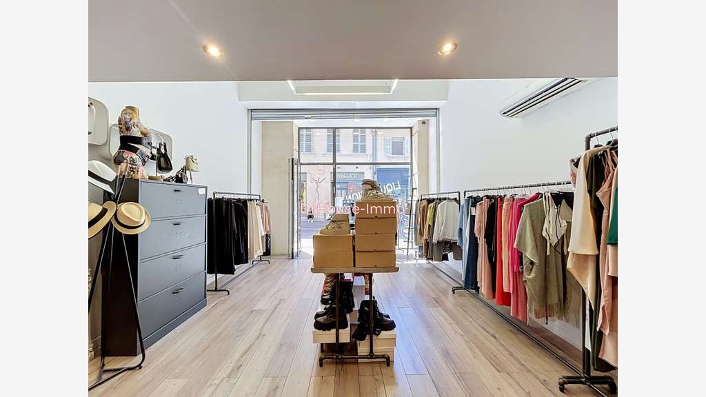 Local commercial 122m² à Louer à Marseille 13006