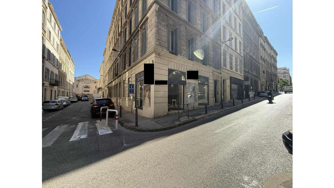 SUPERBE LOCAL COMMERCIAL D'ANGLE DE 119 M2.