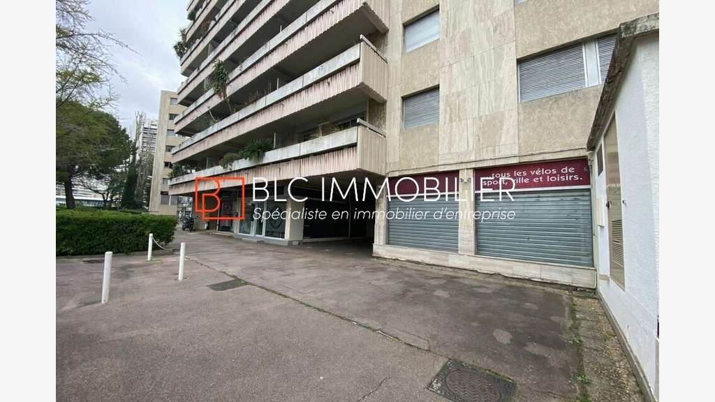 Local 210m² angle à louer à Mazargues Marseille 8e