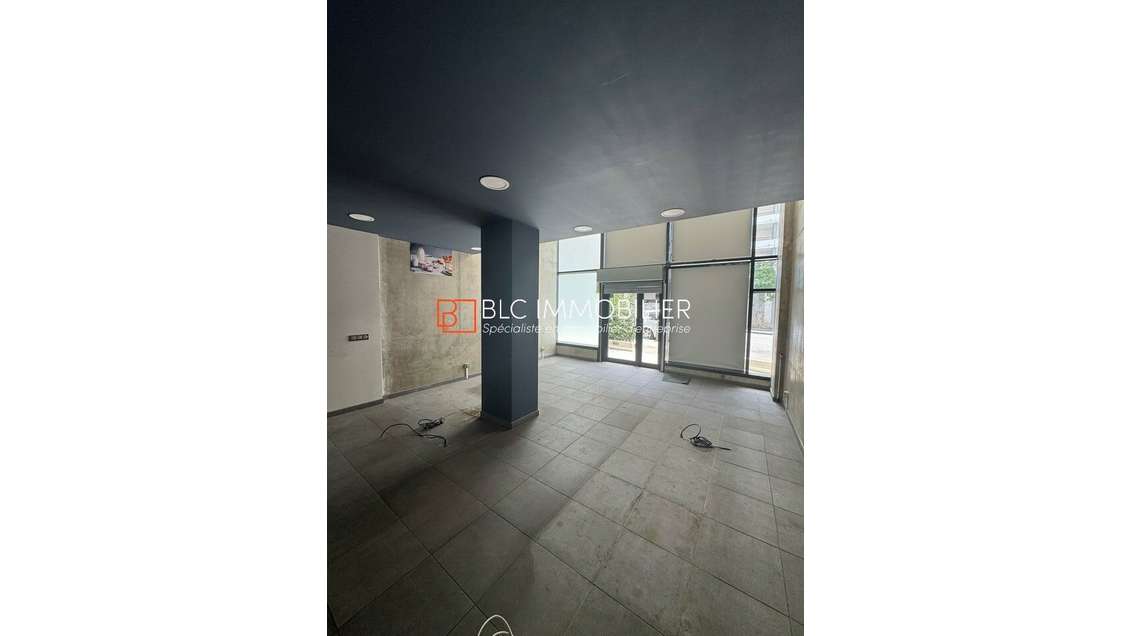 Local 53m² à louer belle visibilité à Marseille 8e