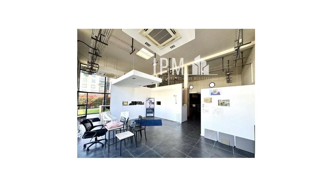 A louer local commercial 215m² Marseille 9ème 