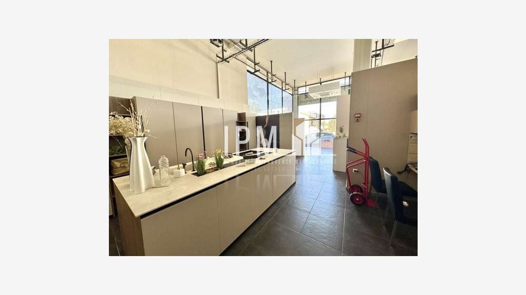 A louer local commercial 215m² Marseille 13009