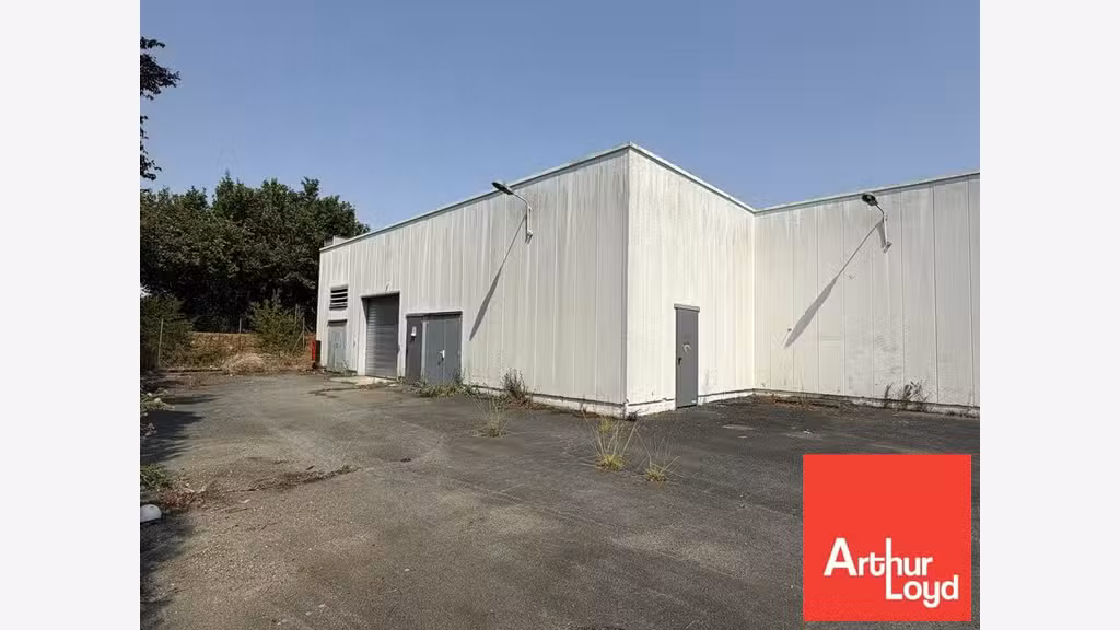 Loue bâtiment commercial 1421m² Blanzac-lès-Matha