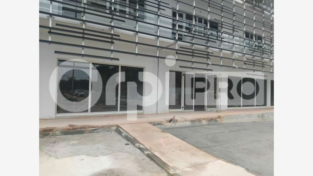 Loue immeuble commercial 422m² centre cial Matoury