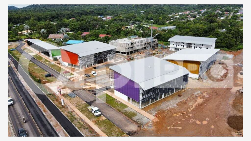 Loue immeuble commercial 422m² centre cial Matoury