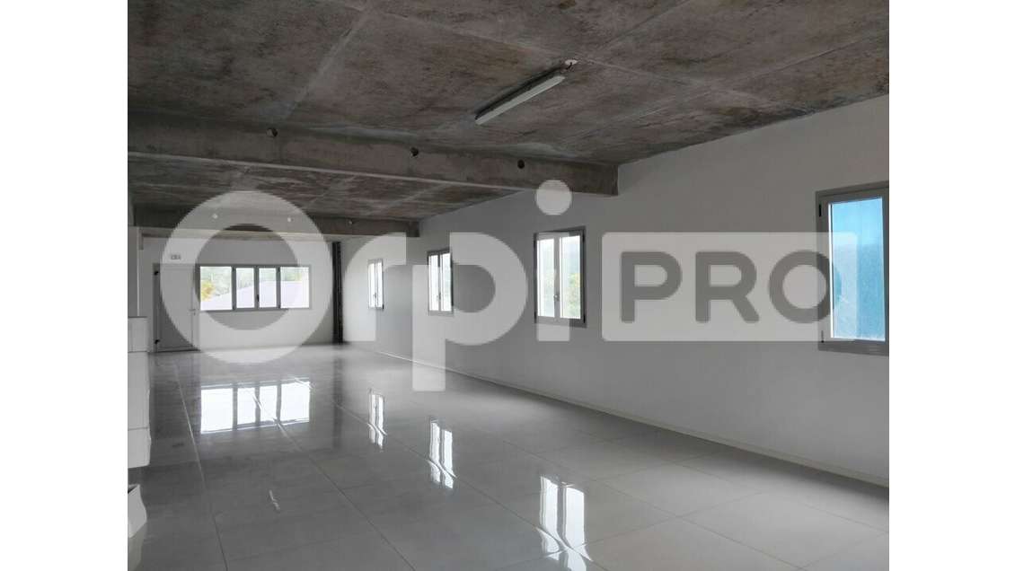 Cellule neuve de 95 m² avec offre commerciale !