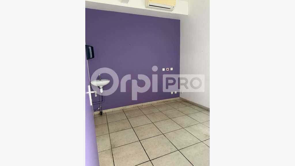 A louer local pro 143m² à Matoury empl de qualité