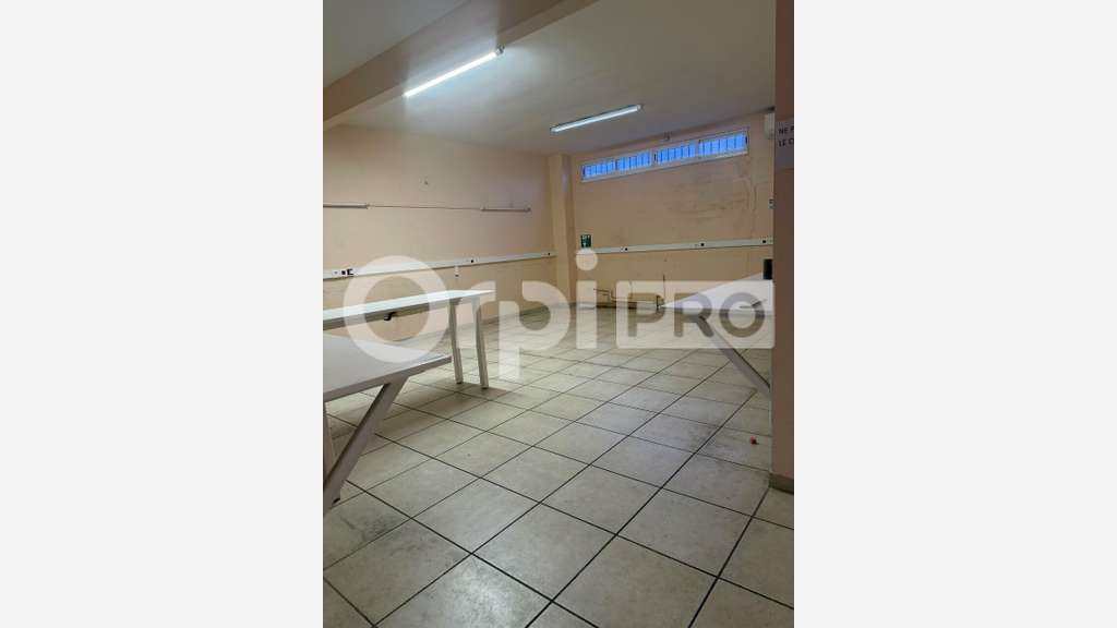A louer local pro 143m² à Matoury empl de qualité