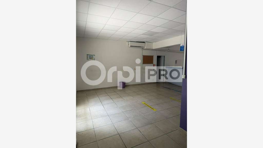 A louer local pro 143m² à Matoury empl de qualité
