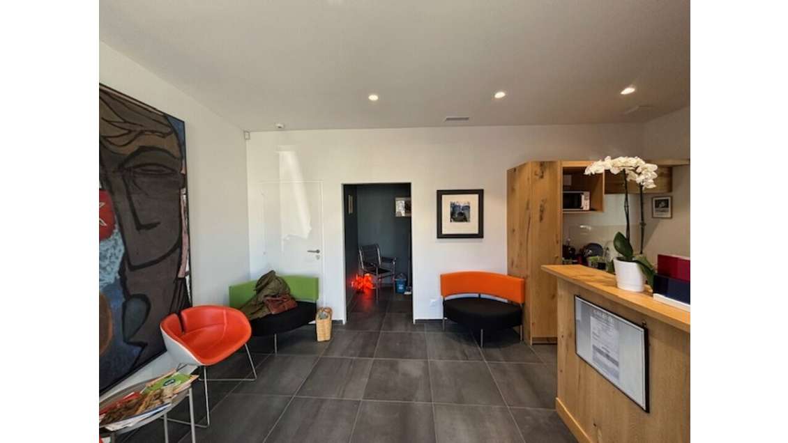 MAUBEC - LOCAL COMMERCIAL à louer