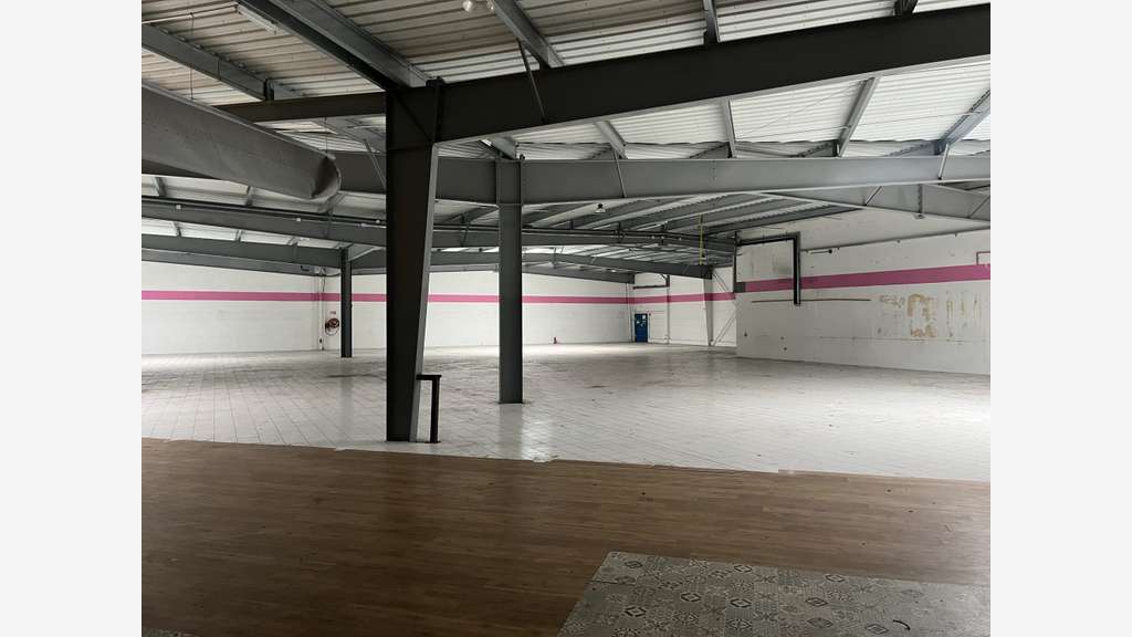 Local commercial 2088m² à louer à Maurepas