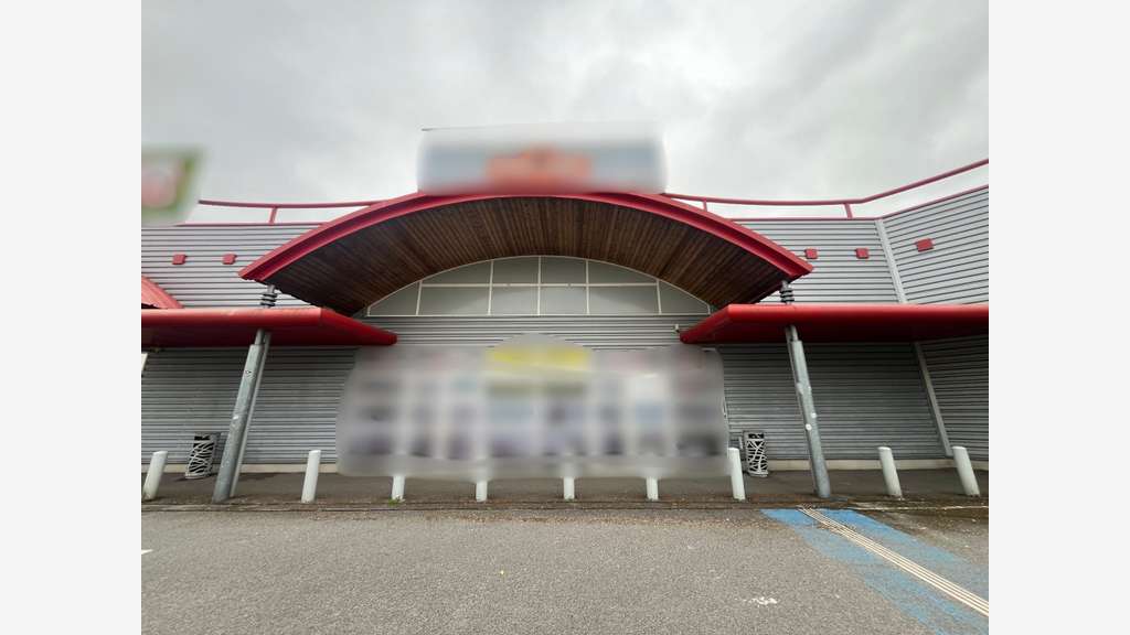 Local commercial 2088m² à louer à Maurepas