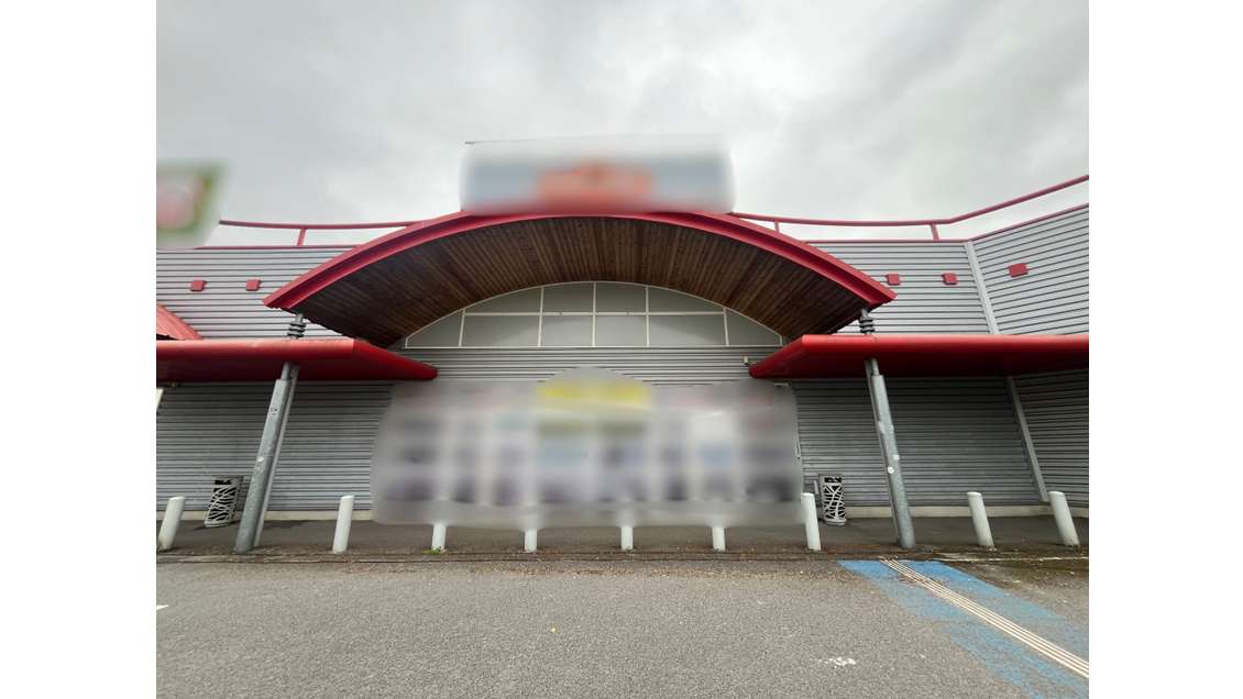 Local commercial 2088m² à louer à Maurepas