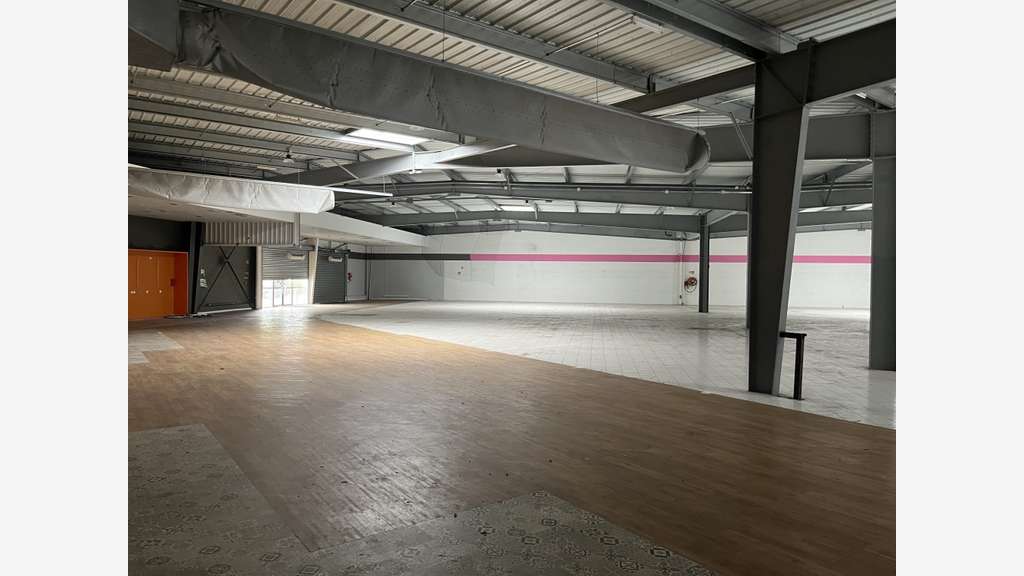 Local commercial 2088m² à louer à Maurepas