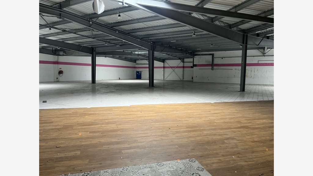 Local commercial 2088m² à louer à Maurepas