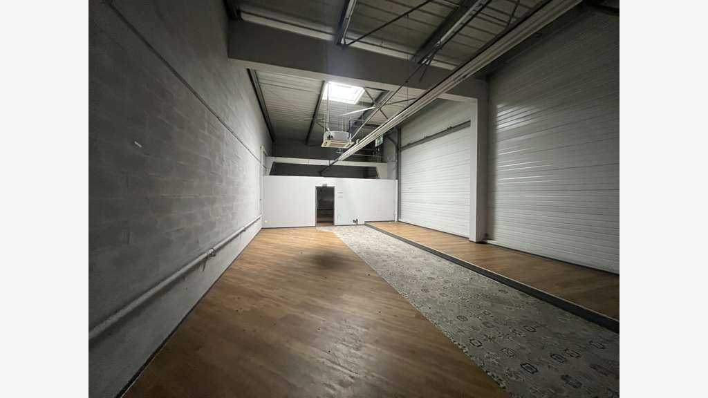 Local commercial 2088m² à louer à Maurepas