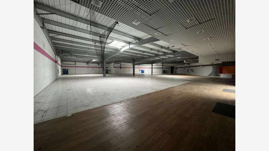 Local commercial 2088m² à louer à Maurepas