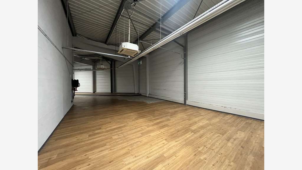 Local commercial 2088m² à louer à Maurepas